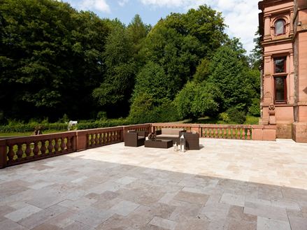 Kundenfoto: Schloss Heidelberger Weinkeller; Travertin-Platten Antik, verlegt im Außenbereich