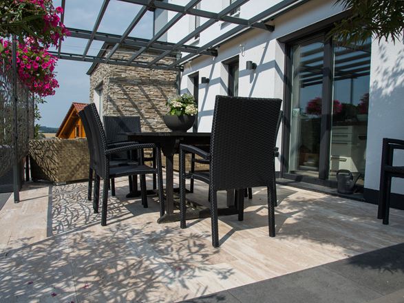 Blühende Travertin Natura Terrasse