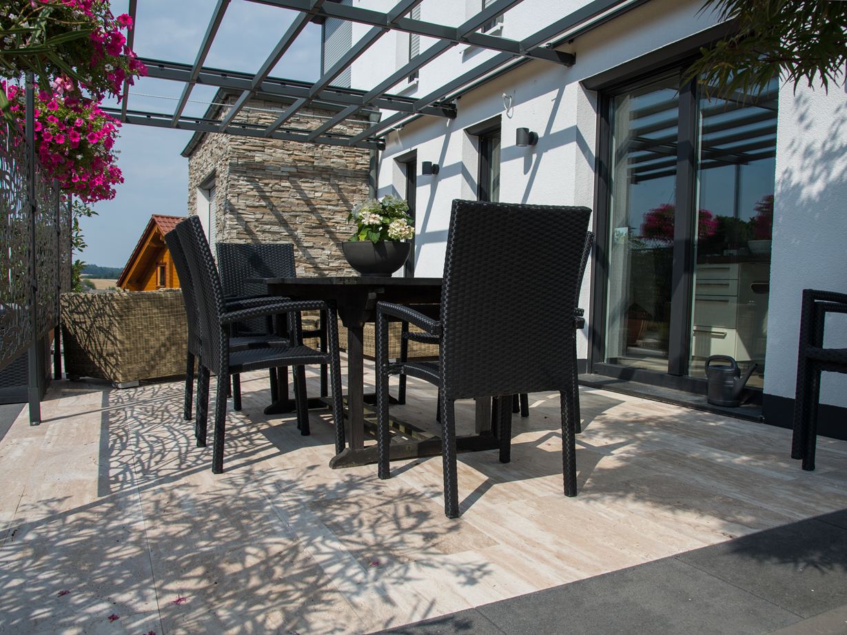 Blühende Travertin Natura Terrasse