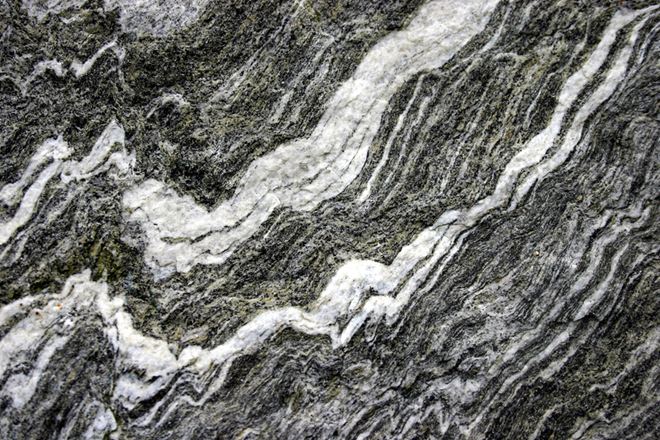 Gneis mit faszinierenden Farbverläufen in der Nahaufnahme