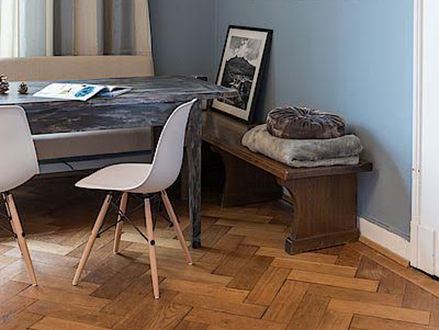 Modernes Arbeitszimmer mit hellblauen Wänden und Parkett
