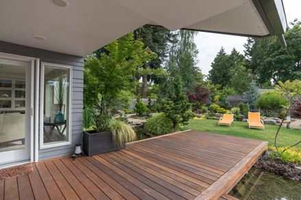Damit die Holzterrasse wieder strahlt: klares Wasser und Bürsten reichen meist schon aus!
