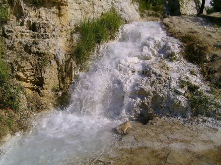 Ein Wasserfall in Travertinstein