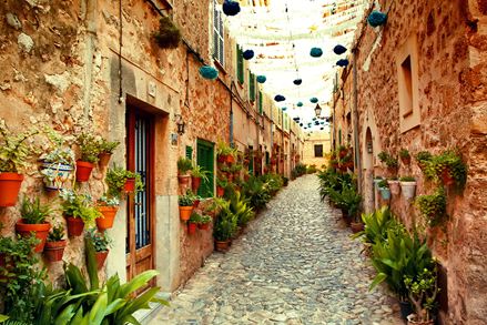 Romantische Seitenstraße mit mediterranem Flair